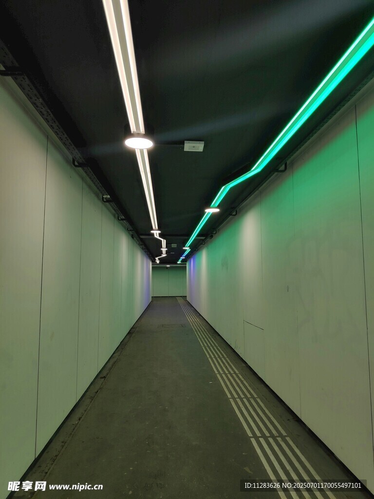 未来感绿色灯光地下通道