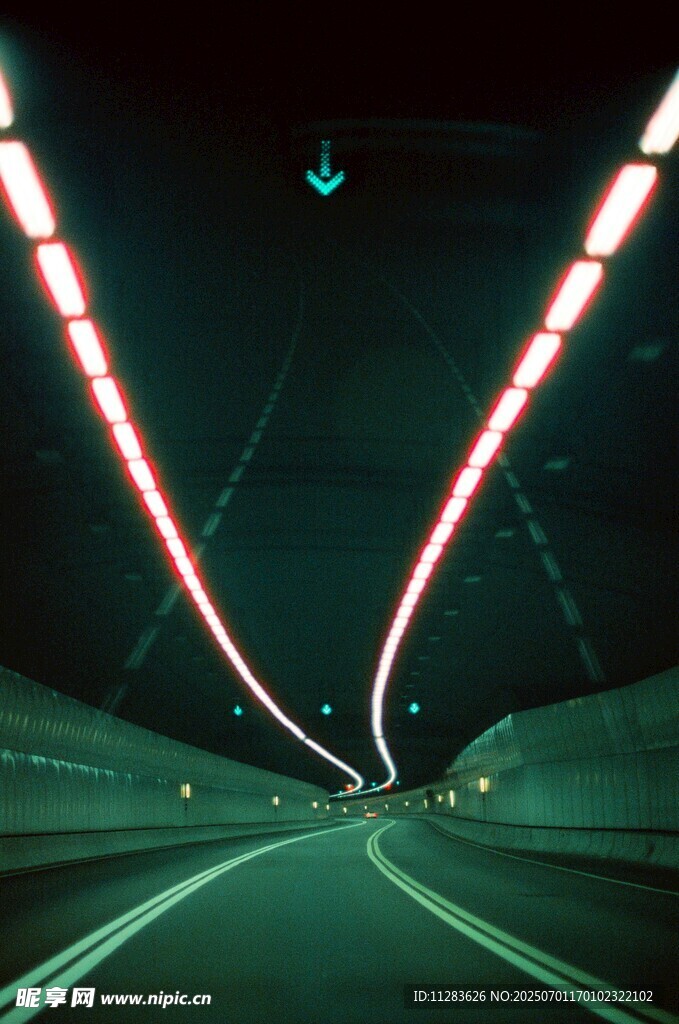 未来感霓虹隧道公路
