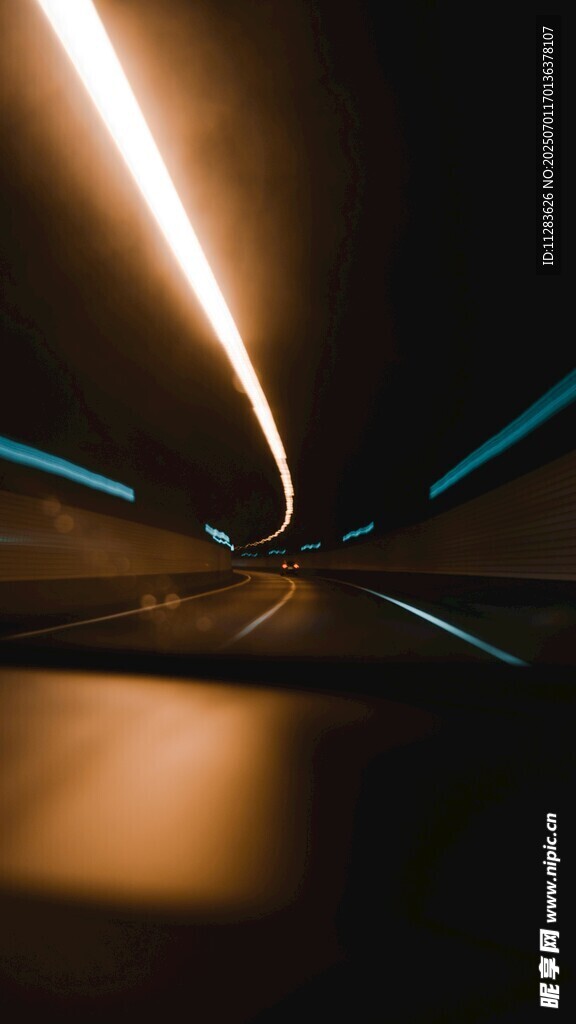 夜间公路车灯光影轨迹