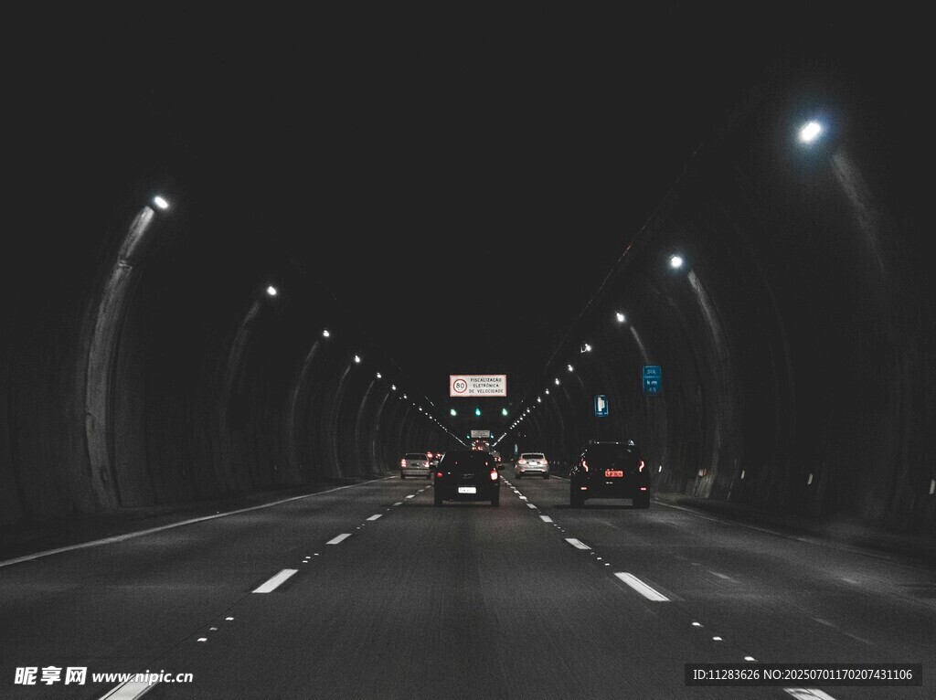 夜晚隧道内的行驶车辆