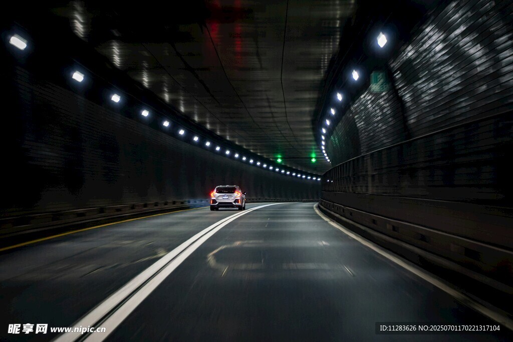 夜间隧道内行驶的车辆