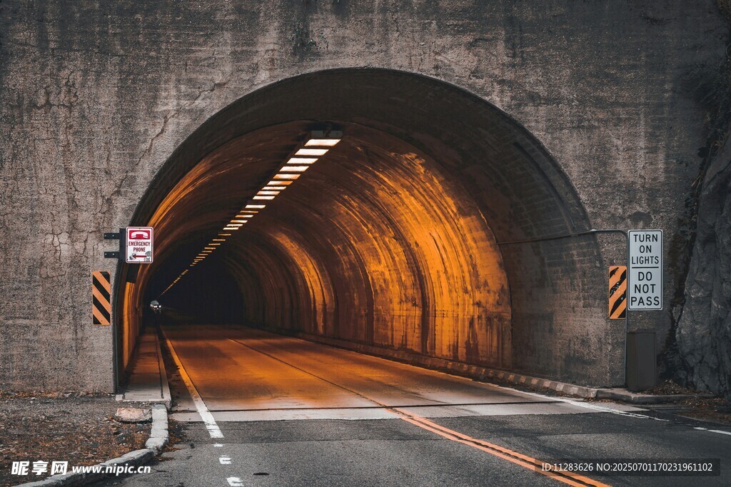 隧道内的光影道路
