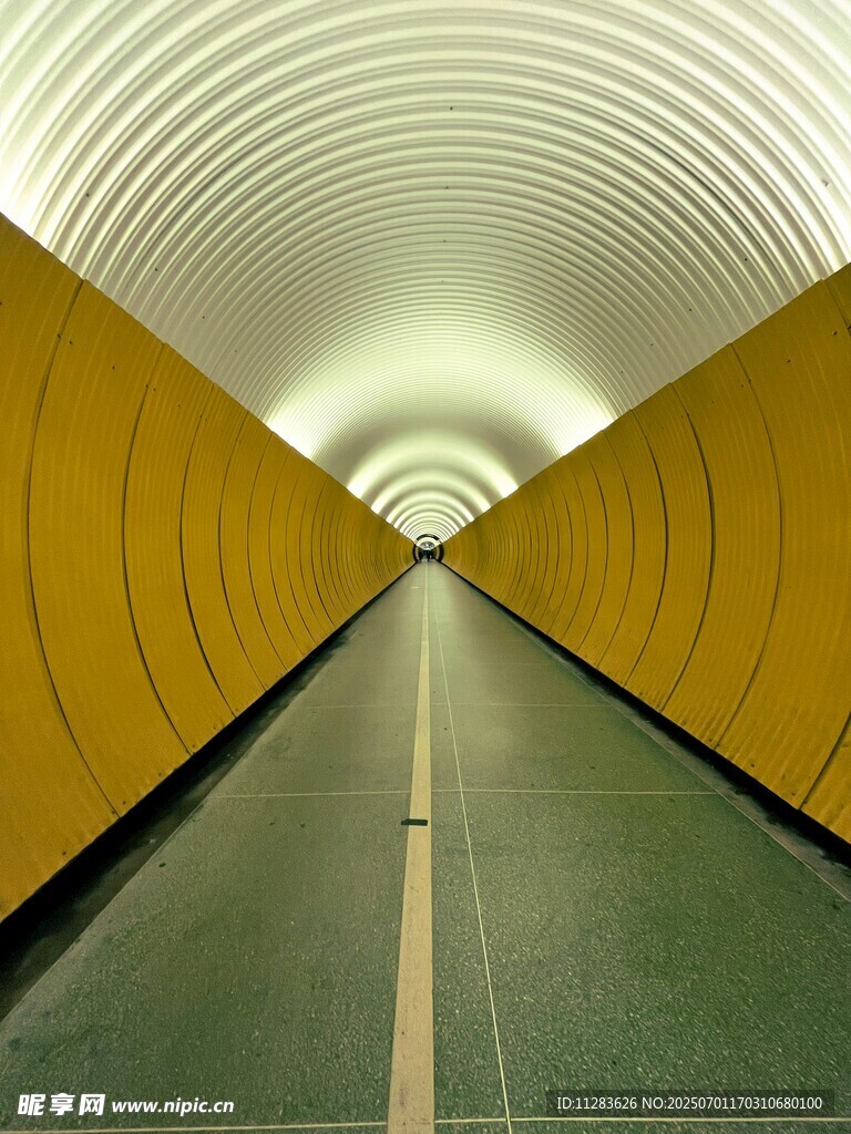 黄色隧道内的空旷通道