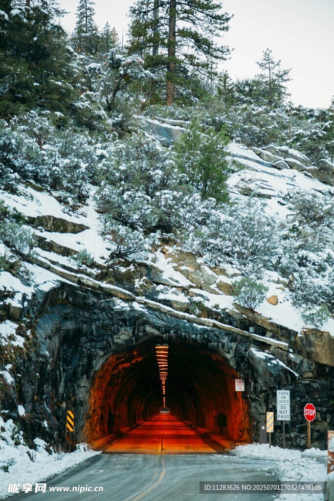 雪山下的红色隧道入口