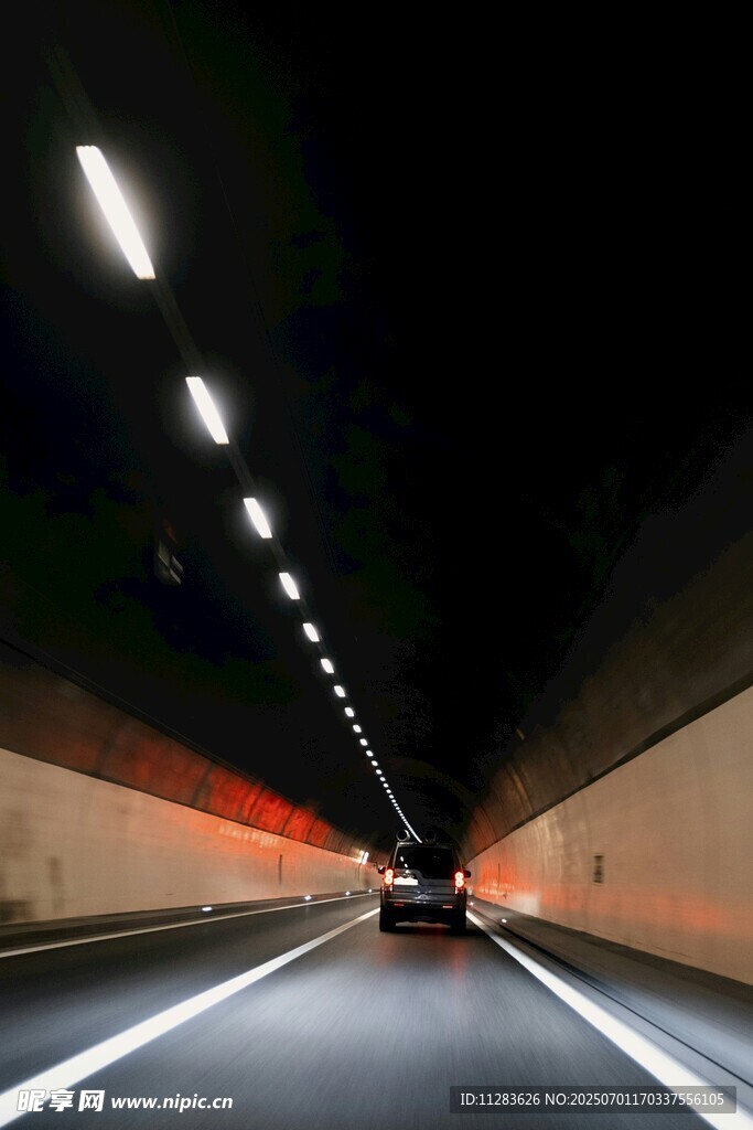 隧道中行驶的汽车