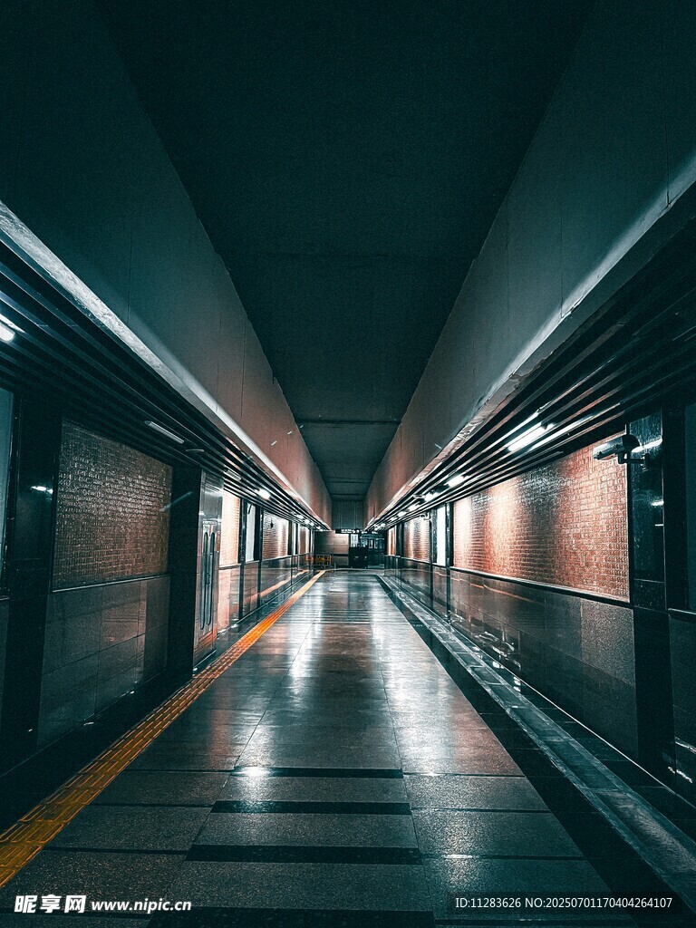 空旷地铁站通道夜景
