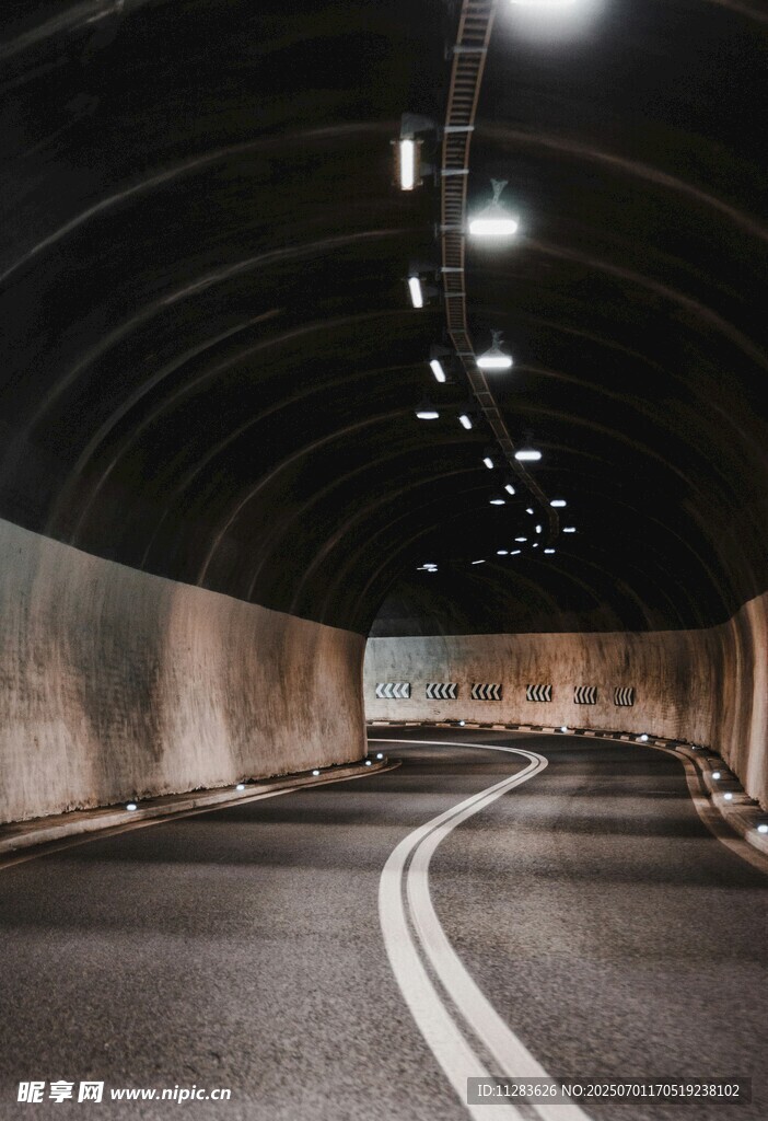 空旷的城市地下行车隧道