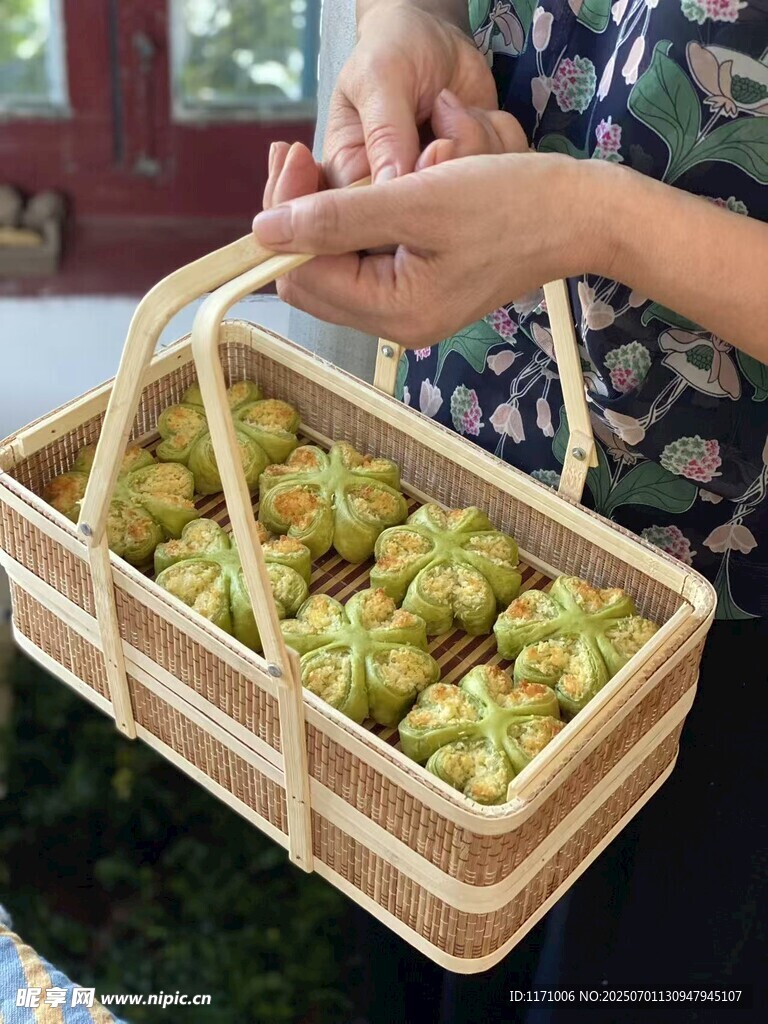 竹篮中装满中式点心