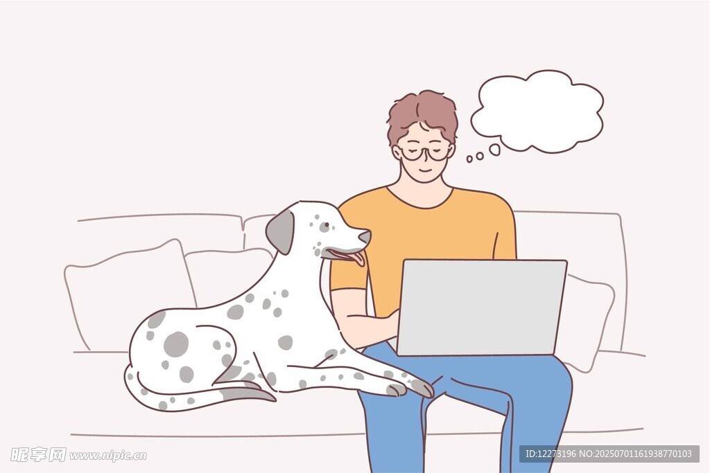 男子沙发上与狗用笔记本