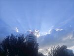 阳光穿透云层洒向城市