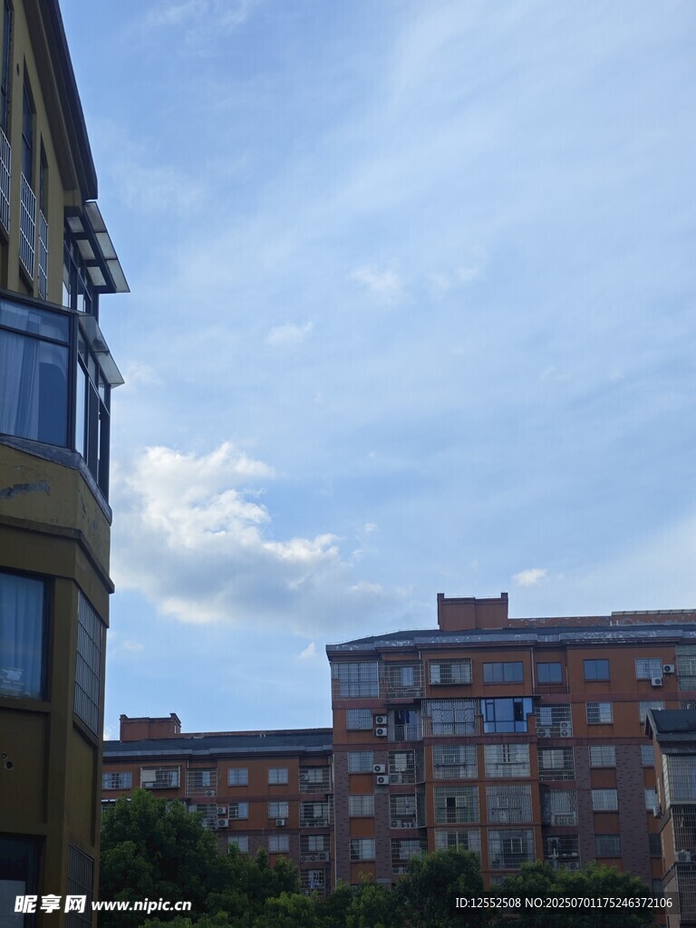城市建筑与蓝天白云景观