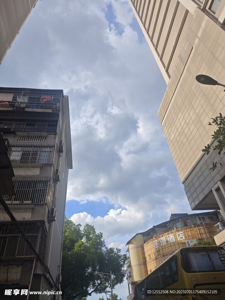城市楼宇间的天空景象