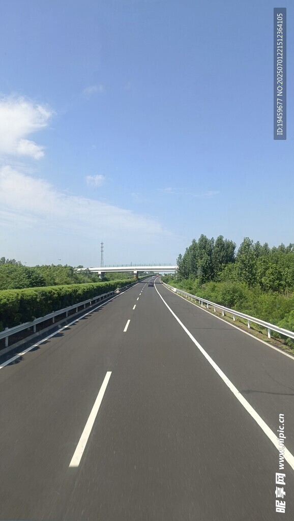宽阔公路伸向远方