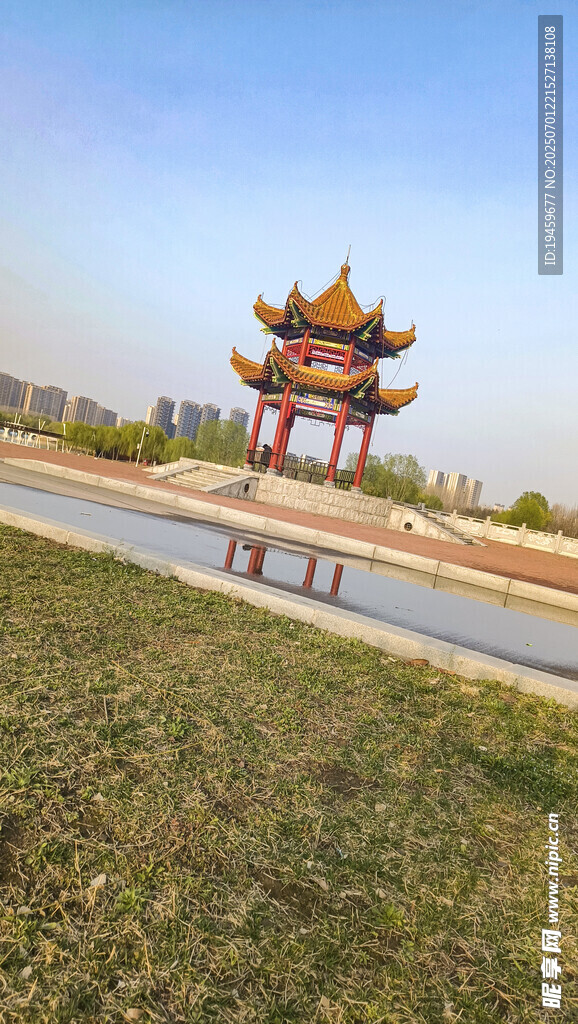 中式古亭旁的开阔草地