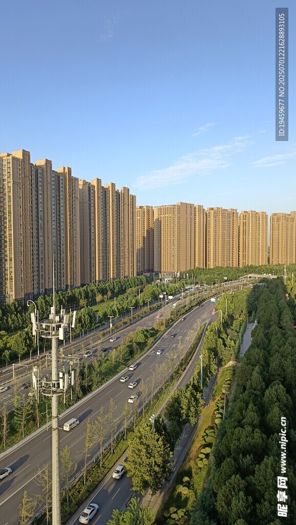 城市道路旁的林立高楼