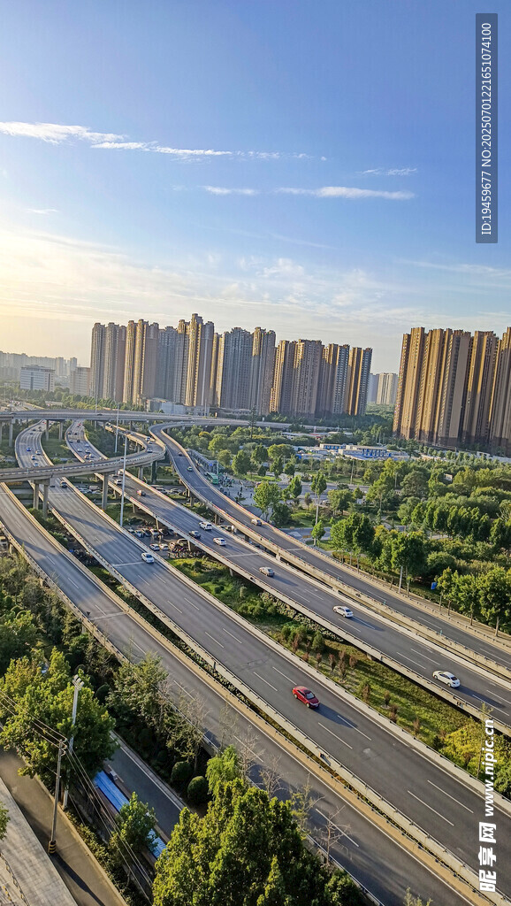 城市高架桥与林立建筑景观