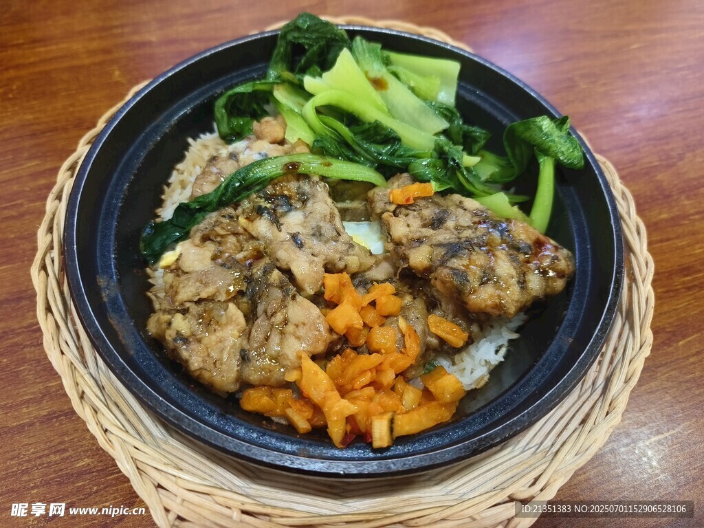 肉饼煲仔饭