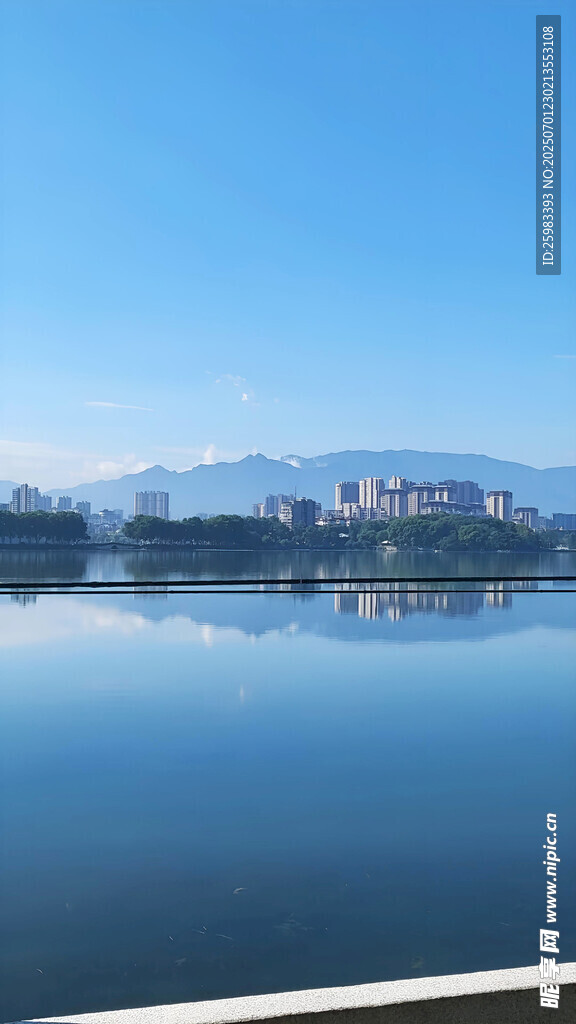 湖畔城市