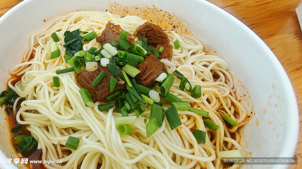 美味葱花牛肉拌面