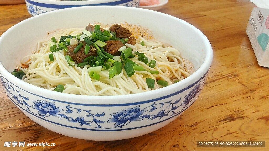 青花瓷碗中的美味面条