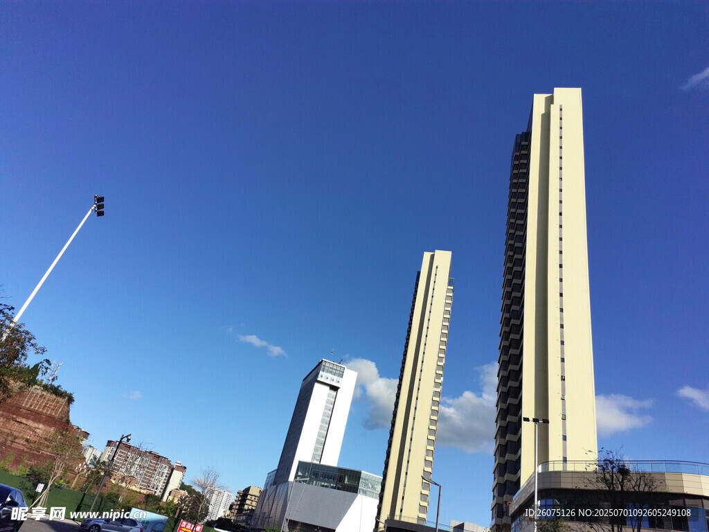 城市中高耸的现代摩天大楼