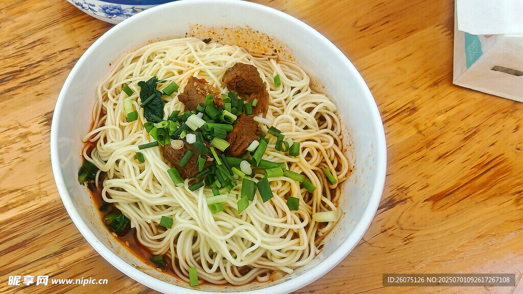 美味葱花牛肉拌面