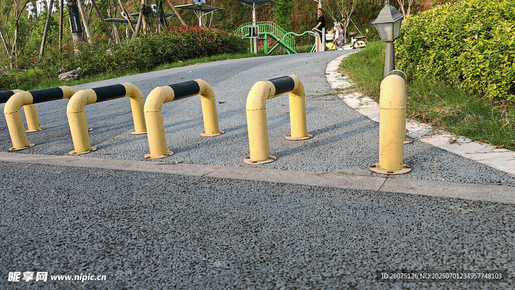 道路上的黄色防撞柱