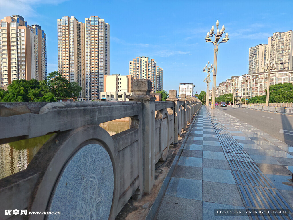 城市河畔步道与高楼景观