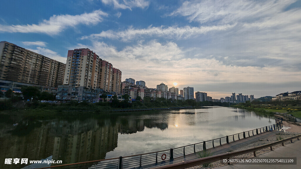 河畔城市风光美景