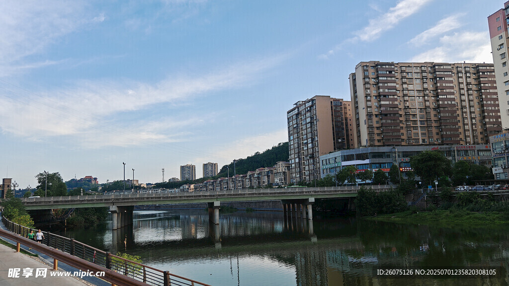 城市河畔桥梁风景