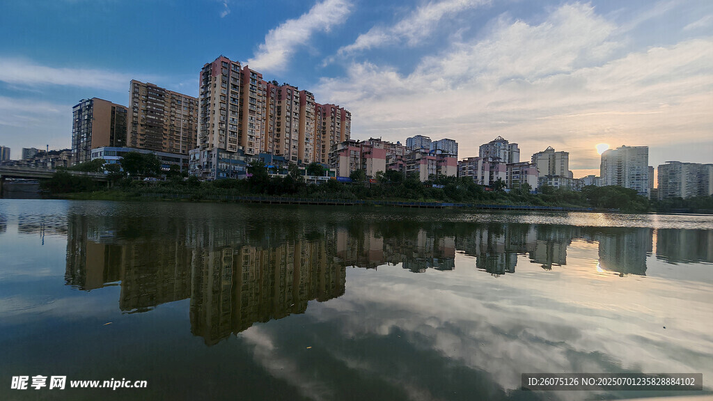 湖畔城市风光
