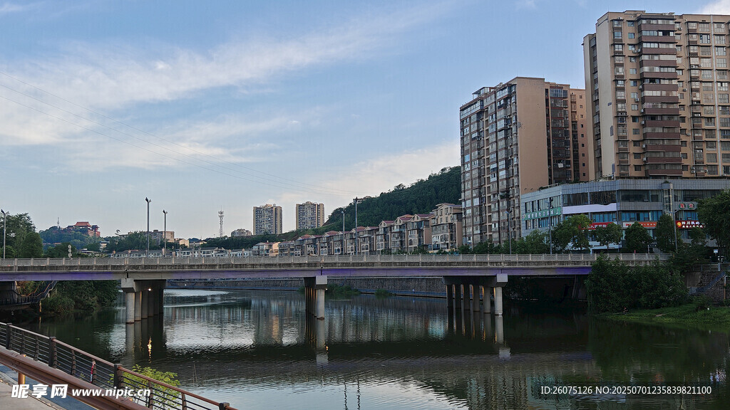 城市河畔桥梁与高楼景观