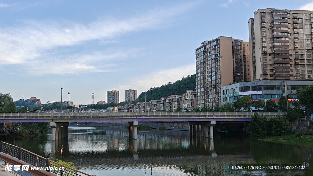 城市河畔桥梁与高楼景观