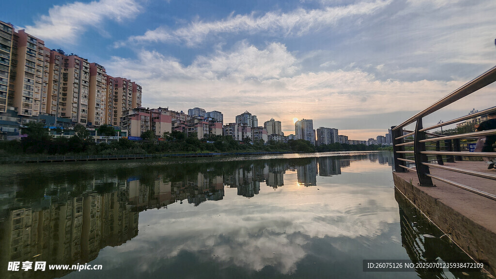 河畔城市风光倒影美景