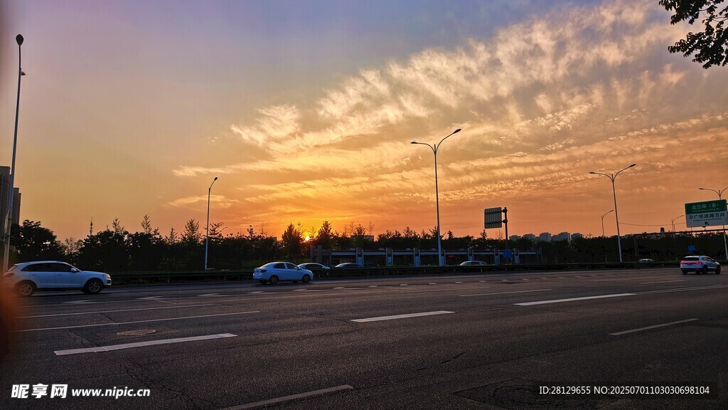 黄昏时分的城市道路景观
