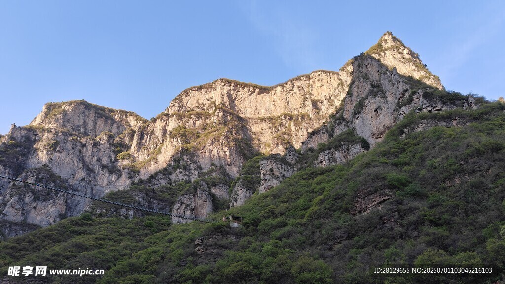 壮丽山峰绿意环绕