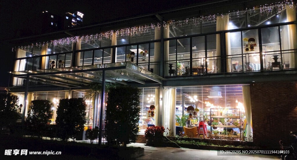 夜晚灯火通明的花花姨橱窗夜景