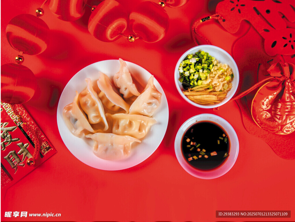 喜庆红底上的美味饺子组合