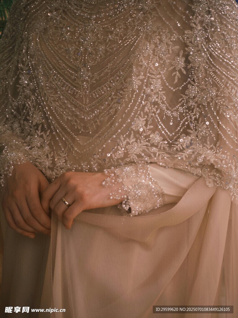 精致蕾丝婚纱细节特写