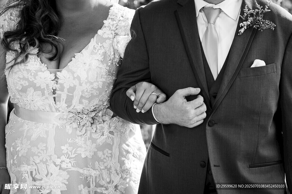 新婚夫妻牵手瞬间