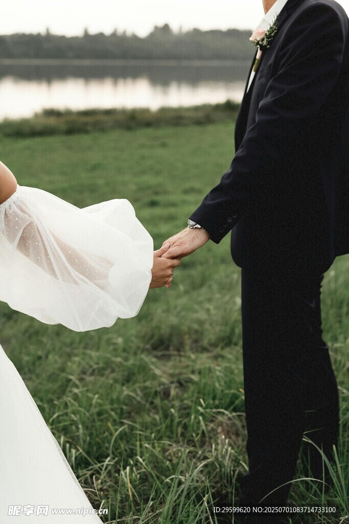 湖畔牵手的新婚夫妇