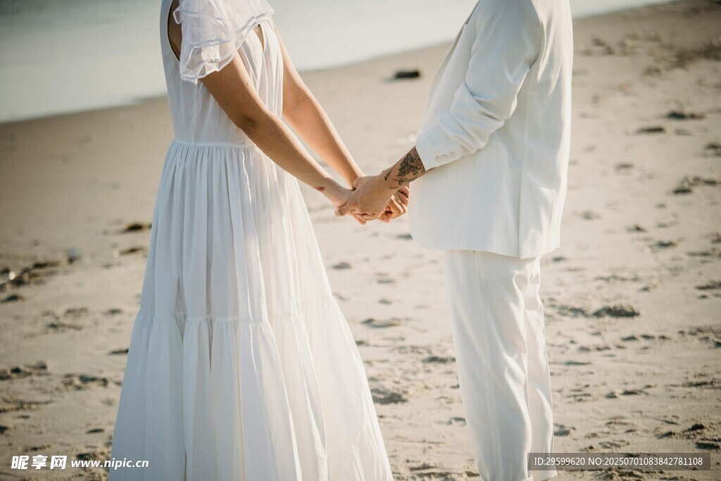 海边牵手的浪漫新婚夫妇