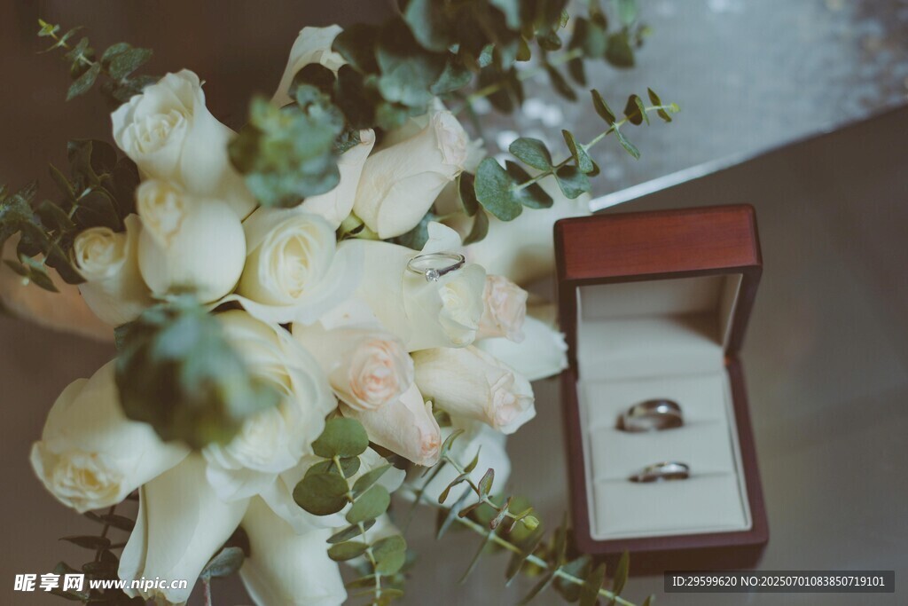 浪漫婚礼花束与对戒