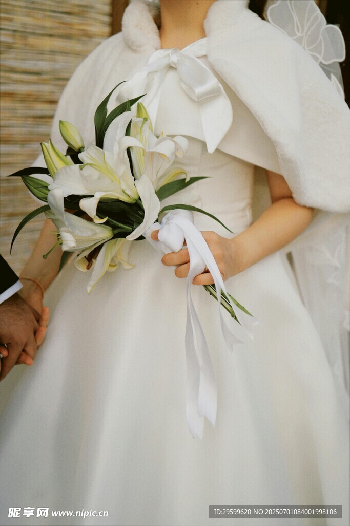 新娘手持百合花的优雅瞬间