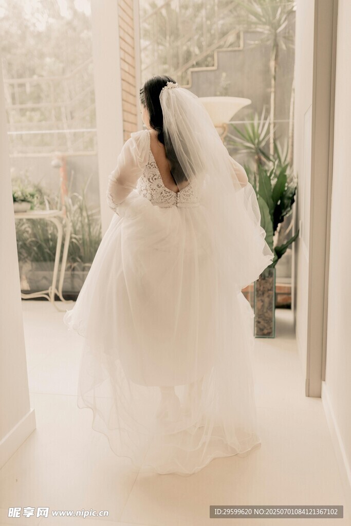 新娘身着婚纱优雅背影