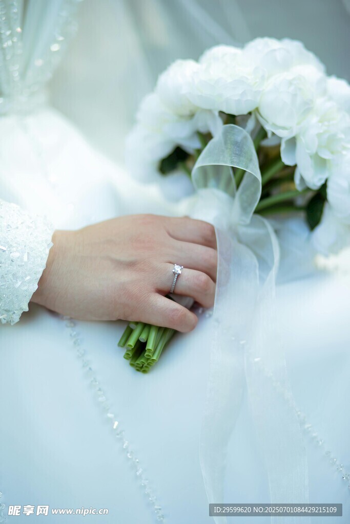 新娘手捧花与婚戒特写