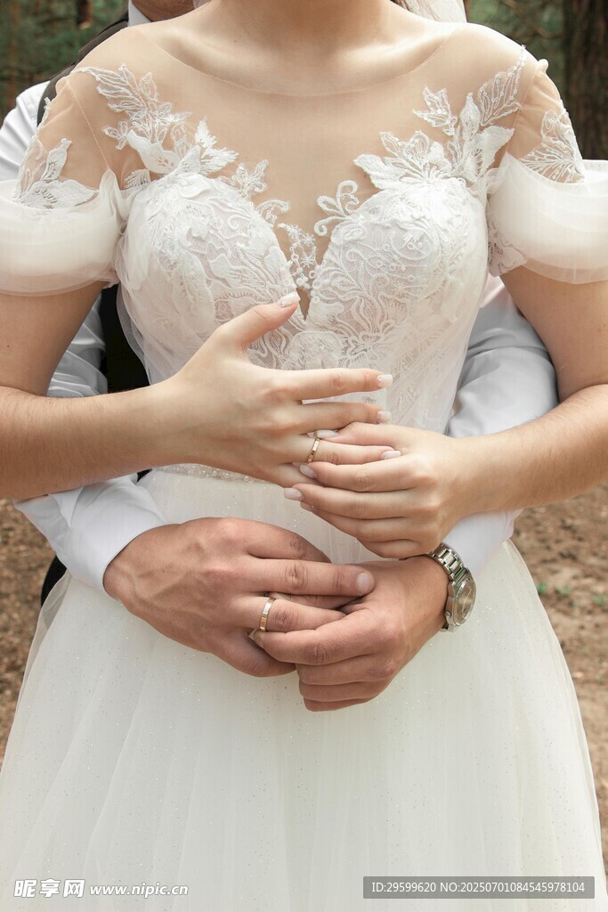 新人相拥的浪漫婚纱时刻