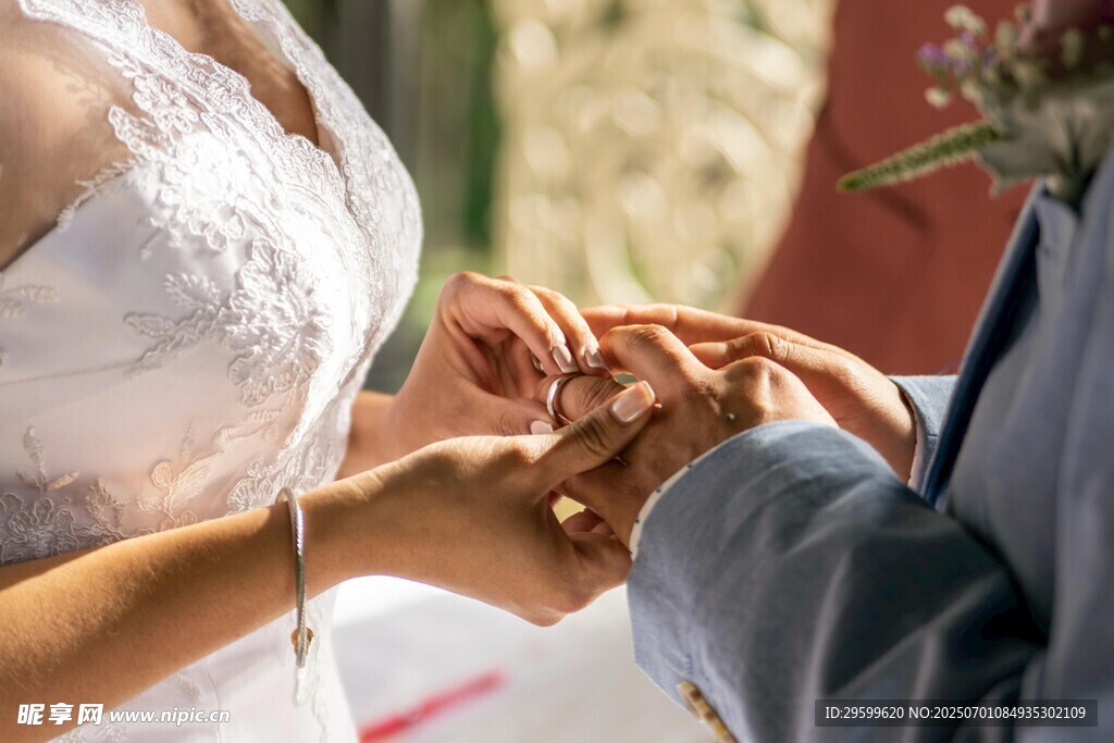 新人婚礼上手牵手瞬间
