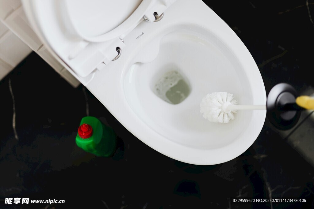 马桶清洁场景