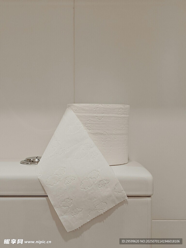 白色毛巾搭在白色容器上